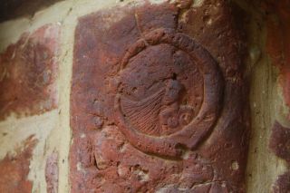 A 100 éves vályogház egy apró csodás részlete. A hálótér bejáratának bal oldalán helyezkedik el, női minőség szimbólumaképp.